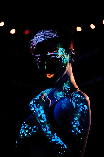 Neon boya bodyart portre ile kız — Stok fotoğraf