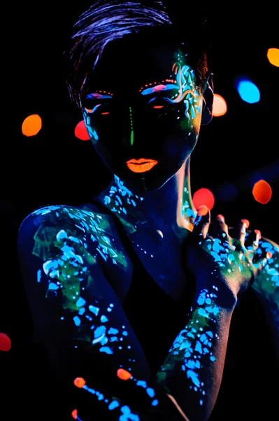 Menina com pintura de néon retrato bodyart — Fotografia de Stock