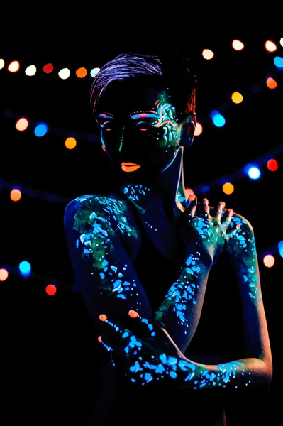 Menina com pintura de néon retrato bodyart — Fotografia de Stock