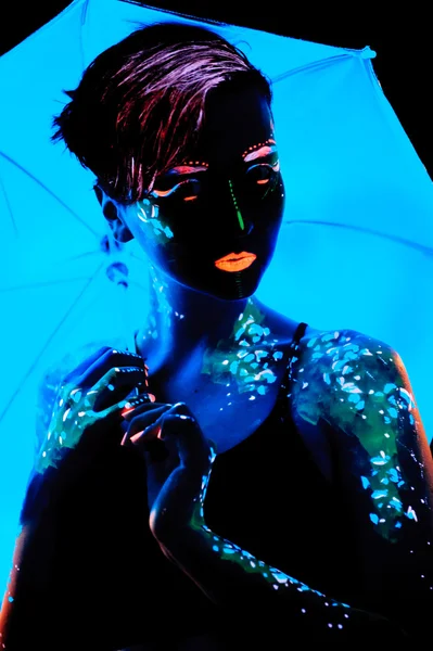 Ragazza con pittura al neon body art ritratto — Foto Stock