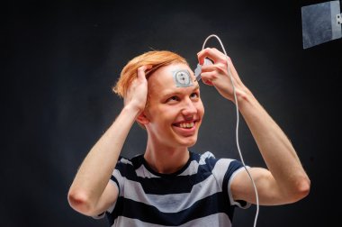 Stüdyoda poz veren genç adam