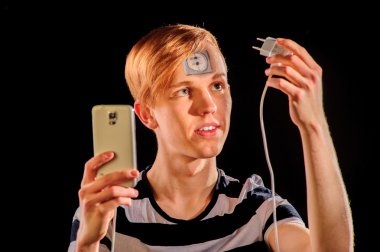 Stüdyoda poz veren genç adam