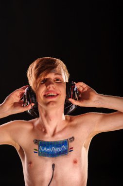 Stüdyoda poz veren genç adam