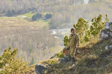Altay dağlarında fotoğraf çekmeye bilim adamı fotoğrafçı