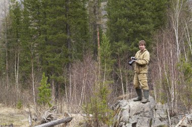 Altay dağlarında fotoğraf çekmeye bilim adamı fotoğrafçı