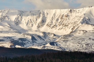 Dağlar karla kaplı.