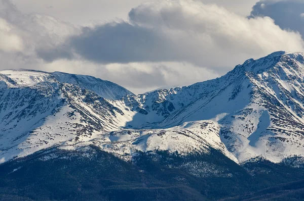 Bergen bedekt met sneeuw in de Altaj — Stockfoto