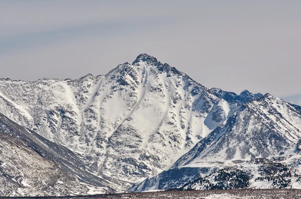 Berge mit Schnee bedeckt — Stockfoto