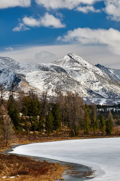 Berge mit Schnee bedeckt — Stockfoto