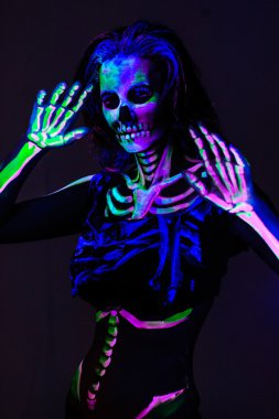 Siyah ışık ile iskelet bodyart