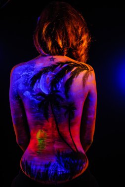 Siyah ışık peyzaj bodyart kızla