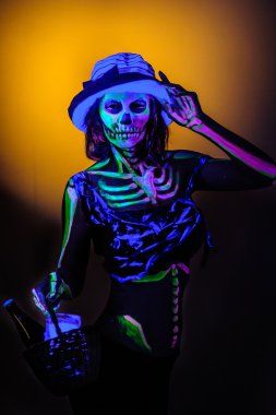 Siyah ışık ile iskelet bodyart