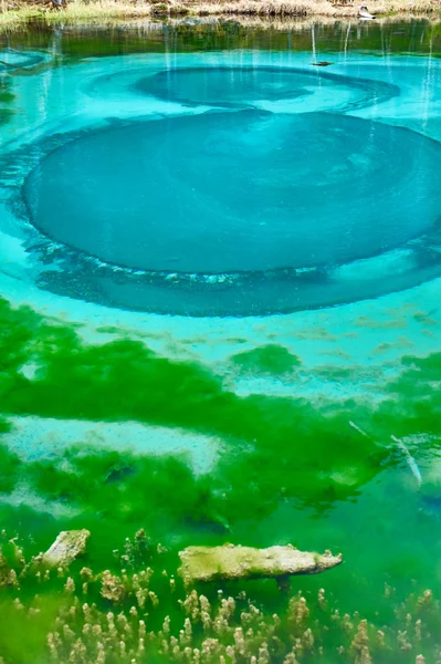 Lago de géiser con agua clara de cian — Foto de Stock