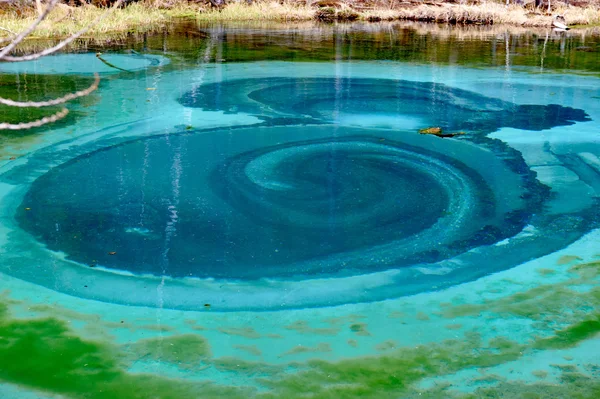 Lago de géiser con agua clara de cian — Foto de Stock