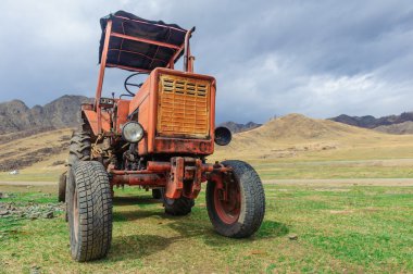 Altay bozkır içinde yalnız eski traktör