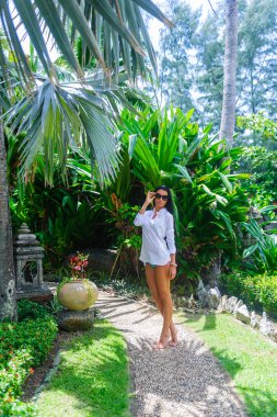 İnce kız zevk olması ve rahatlatıcı bir mayo