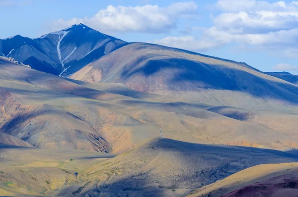 Hochlandlandschaft mit blauen Schatten — Stockfoto