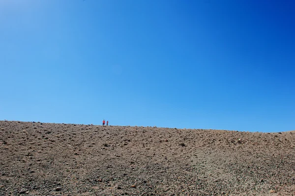 Turistas sentados en tierra de color de depósito de mercurio — Foto de Stock