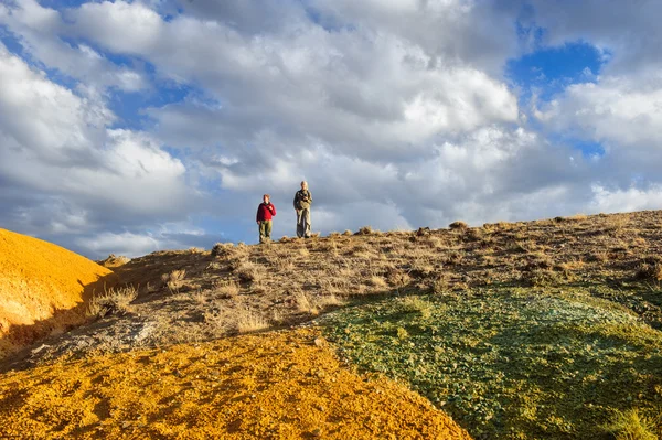 Turistas sentados en tierra de color de depósito de mercurio — Foto de Stock