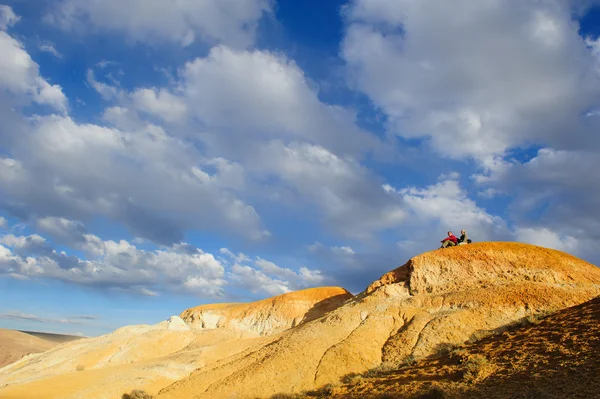 Turystów, siedząc na kolor gleby rtęcią depozytu — Zdjęcie stockowe