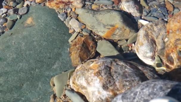 Ljus och skugga mönster i kristallklart vatten — Stockvideo