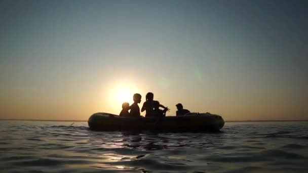 Niños jugando con bote de goma — Vídeos de Stock