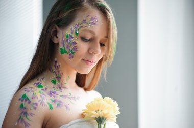 Kız çiçek bodyart ve ayçiçeği buketi ile
