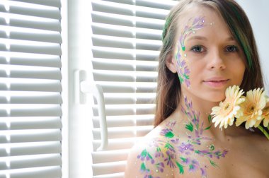 Çiçek bodyart ve ayçiçeği buketi ve çelenk ile kız