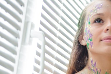 Çiçek bodyart ve ayçiçeği buketi ve çelenk ile kız