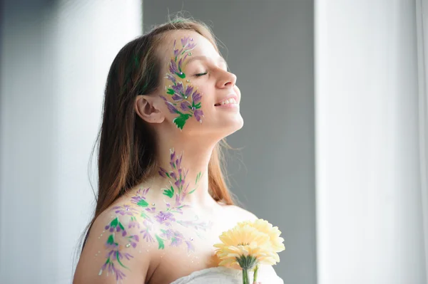 Flicka med blombukett bodyart och solrosor — Stockfoto