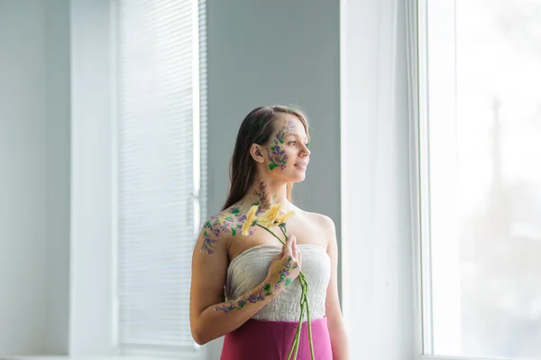 Menina com flor bodyart e girassóis buquê e grinalda — Fotografia de Stock