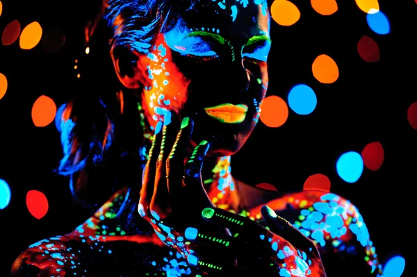 Flicka med neon paint bodyart porträtt — Stockfoto