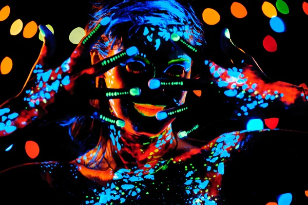 Flicka med neon paint bodyart porträtt — Stockfoto