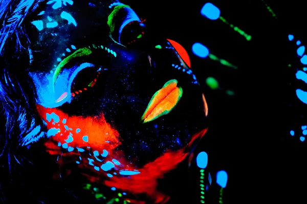 Neon boya bodyart portre ile kız