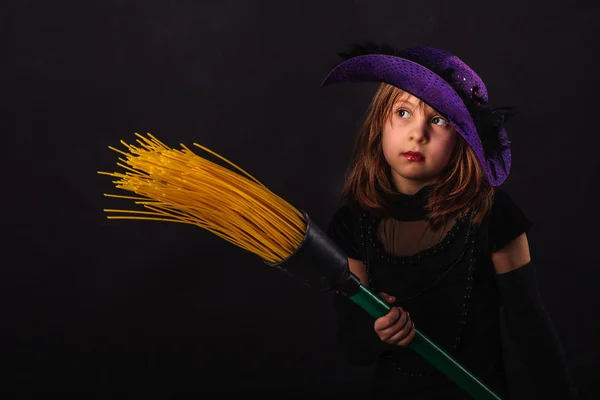 Jong meisje op Halloween party — Stockfoto
