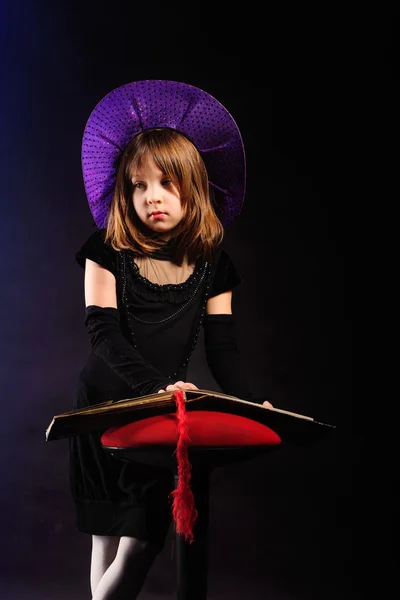 Chica joven en la fiesta de Halloween — Foto de Stock