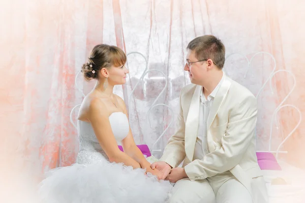 Novia y novio en el estudio de bodas — Foto de Stock