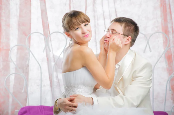 Bride and groom in wedding studio — Stock Photo, Image