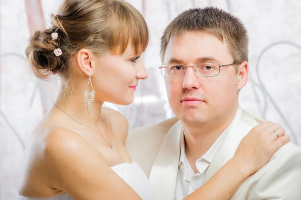 Bruden och brudgummen i bröllop studio — Stockfoto