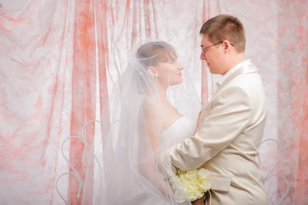 Sposo e sposo in studio di nozze — Foto Stock