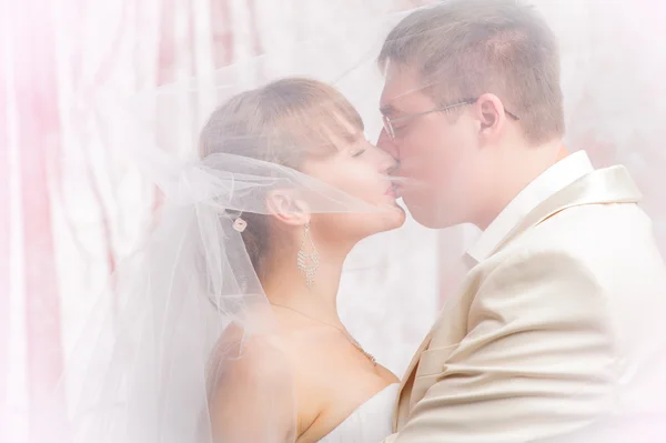 Наречений і наречений у весільній студії — стокове фото