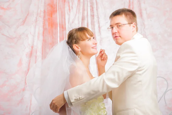 Bride and groom in wedding studio — Stock Photo, Image