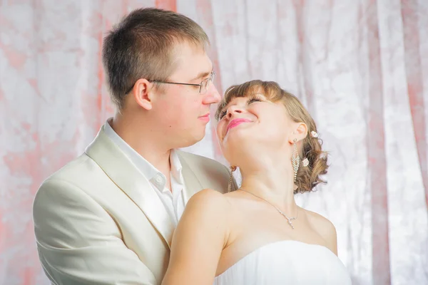 Νύφη και γαμπρός στην γάμου studio — Φωτογραφία Αρχείου