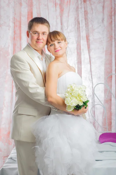 Noiva e noivo no estúdio de casamento — Fotografia de Stock