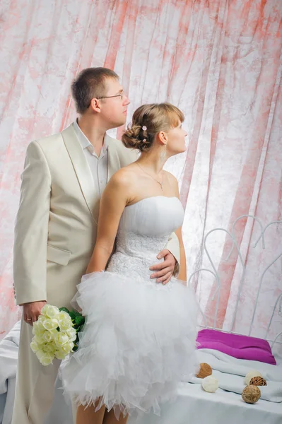 Bride and groom in wedding studio — Stock Photo, Image