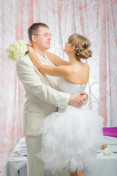 Bride and groom in wedding studio — Stock Photo, Image