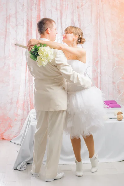 Bride and groom in wedding studio — Stock Photo, Image