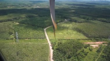 Uçak Phuket havaalanına iniyor.