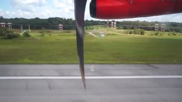 Vliegtuig landing in Phuket luchthaven — Stockvideo
