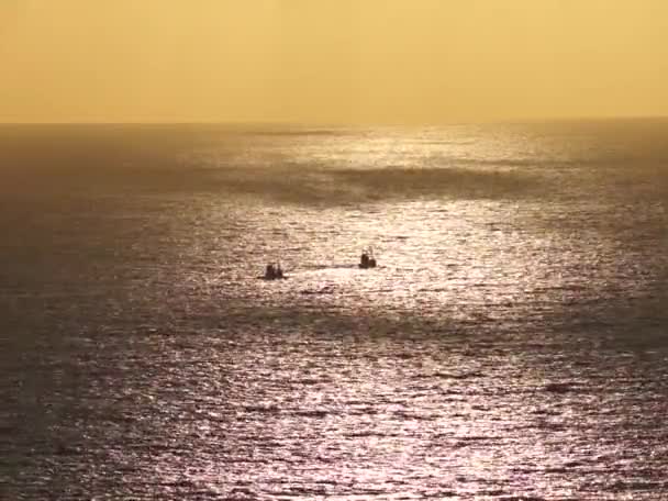 Рыбацкие лодки в открытом море — стоковое видео